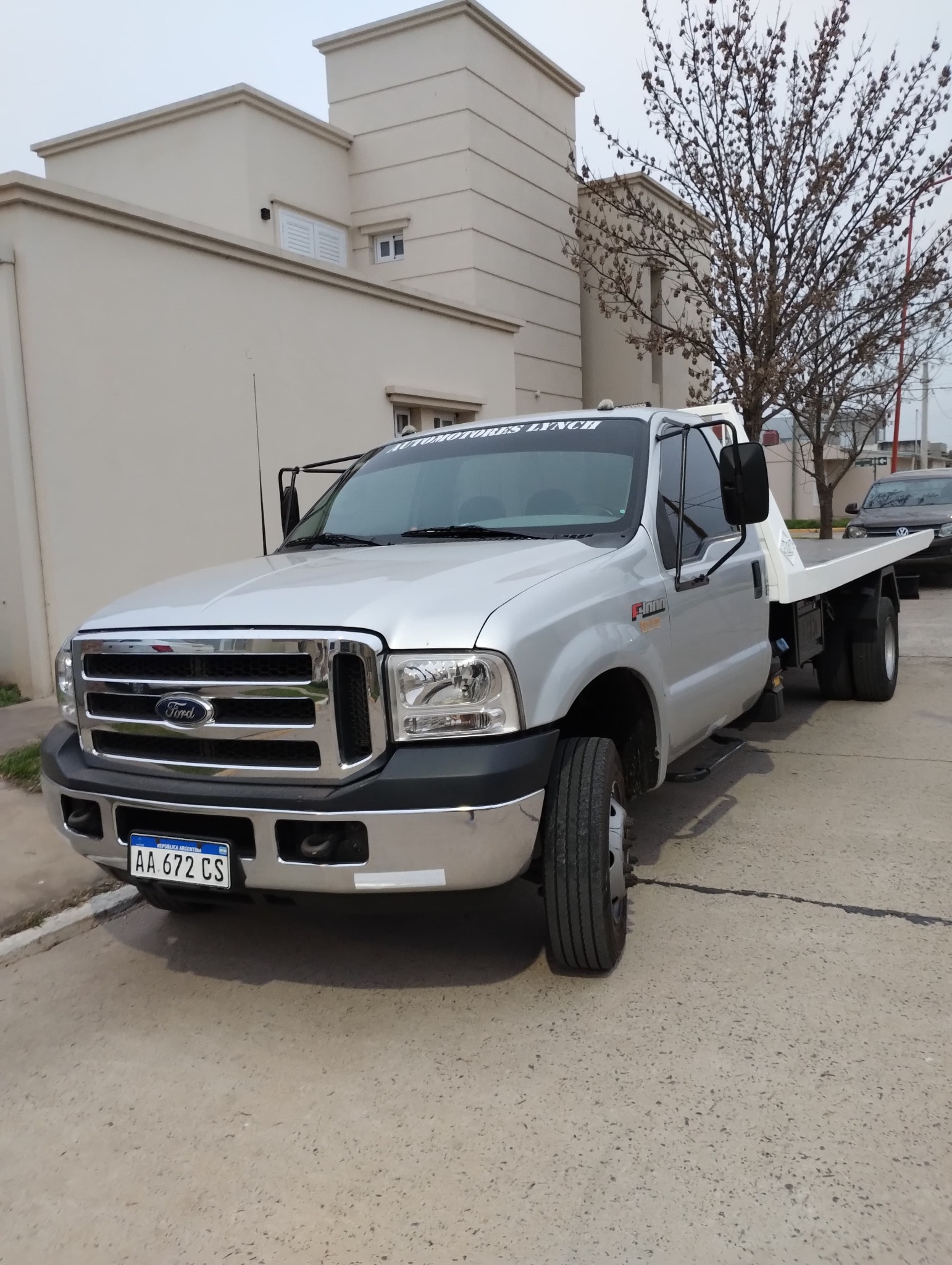 Camión Ford con plataforma para traslado de vehículos